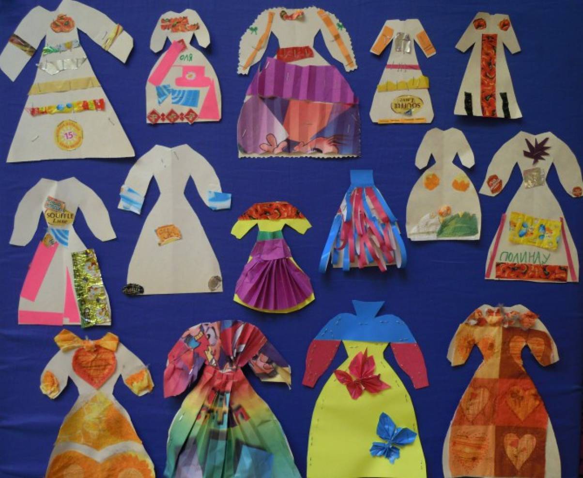 Платье для средней куклы. Поделки на тему одежда. Поделка по теме одежда. Аппликации на одежду. Одежда из бумаги для детей.