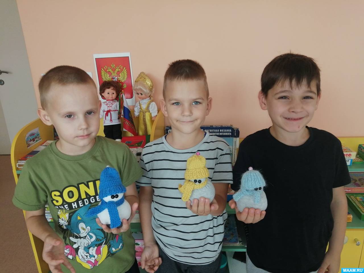 Смотреть фотографию №1 Фото №1 Наша группа начинает готовиться к Новому году Решили своими руками сделать снеговичков под елку