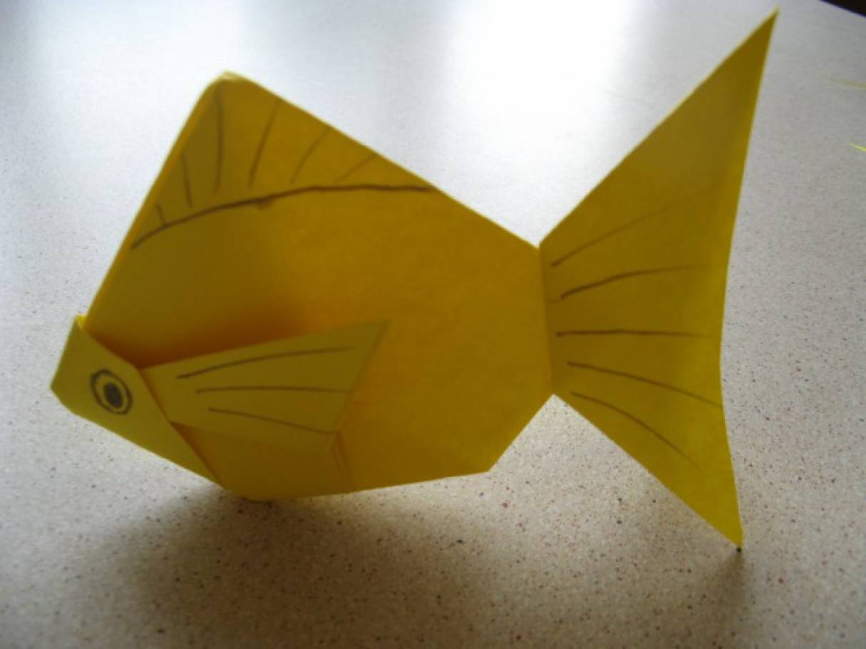 Оригами рыбка в старшей группе. Оригами Золотая рыбка в подготовительной группе. Рыба из бумаги. Конструирование из бумаги рыба. Оригами рыбка.