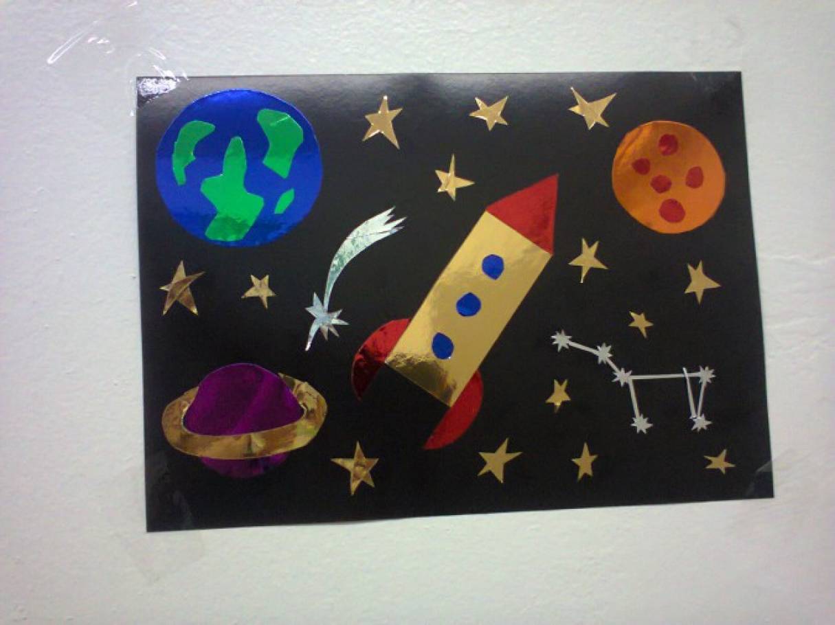 Поделка ко дню космонавтики 3 класс презентация. Поделка ко Дню космонавтики в детский сад. Поделка ко Дню космонавтики в детский. Панно ко Дню космонавтики.