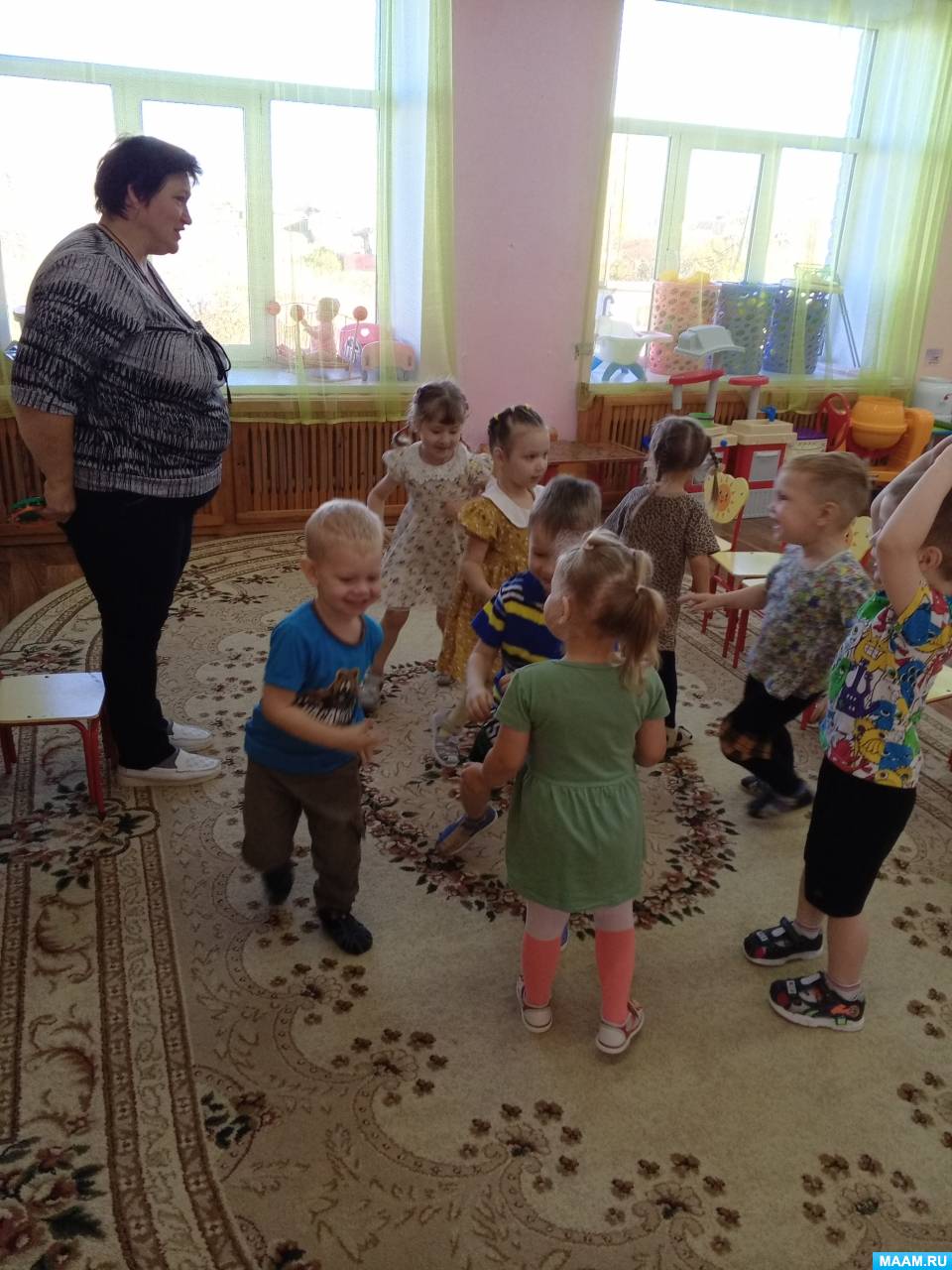 Смотреть фотографию №3 Фото №3 Ребёнок начинает прислушиваться к окружающим звукам