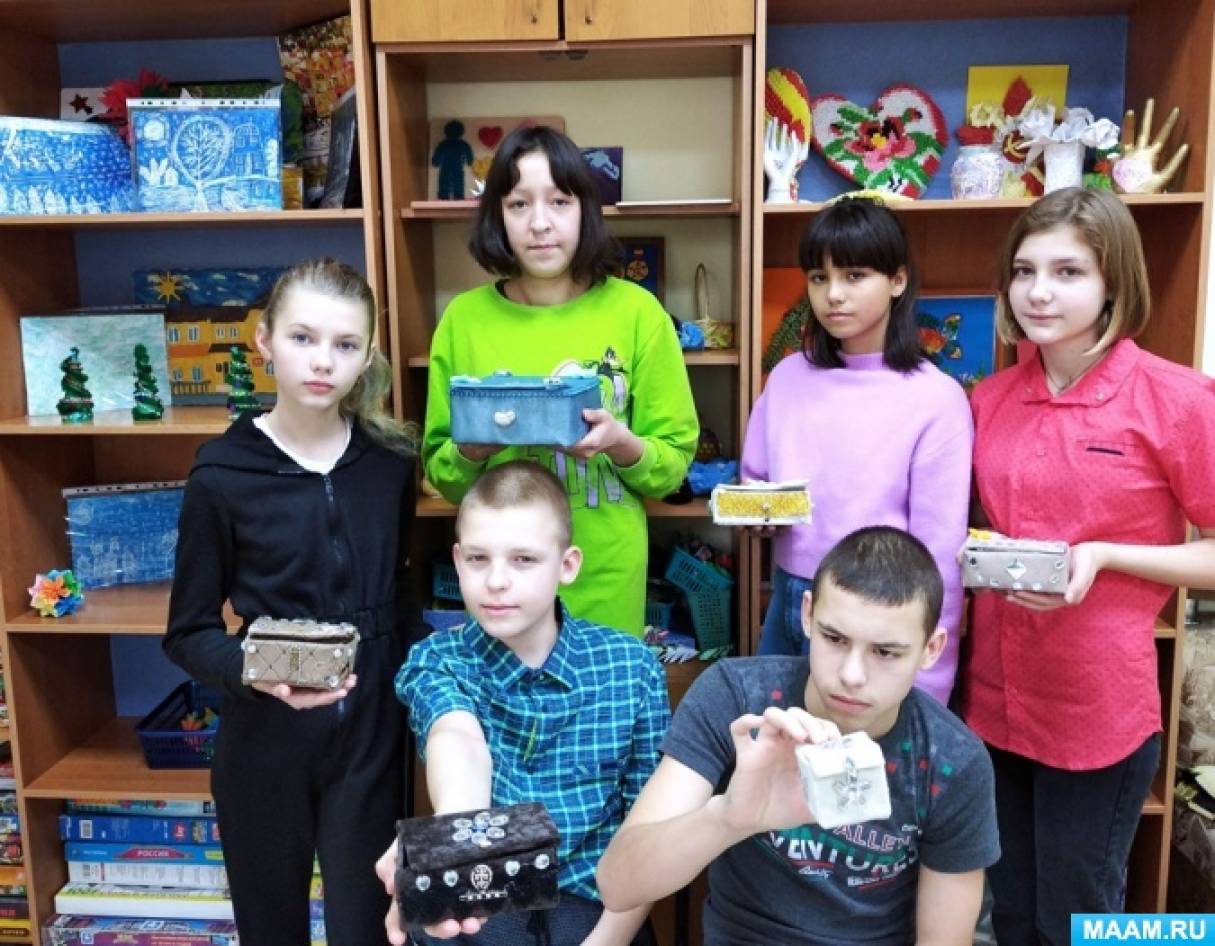Dětská mistrovská třída s teenagery o výrobě řemesel z čajových krabic a látek „Novoroční truhly“