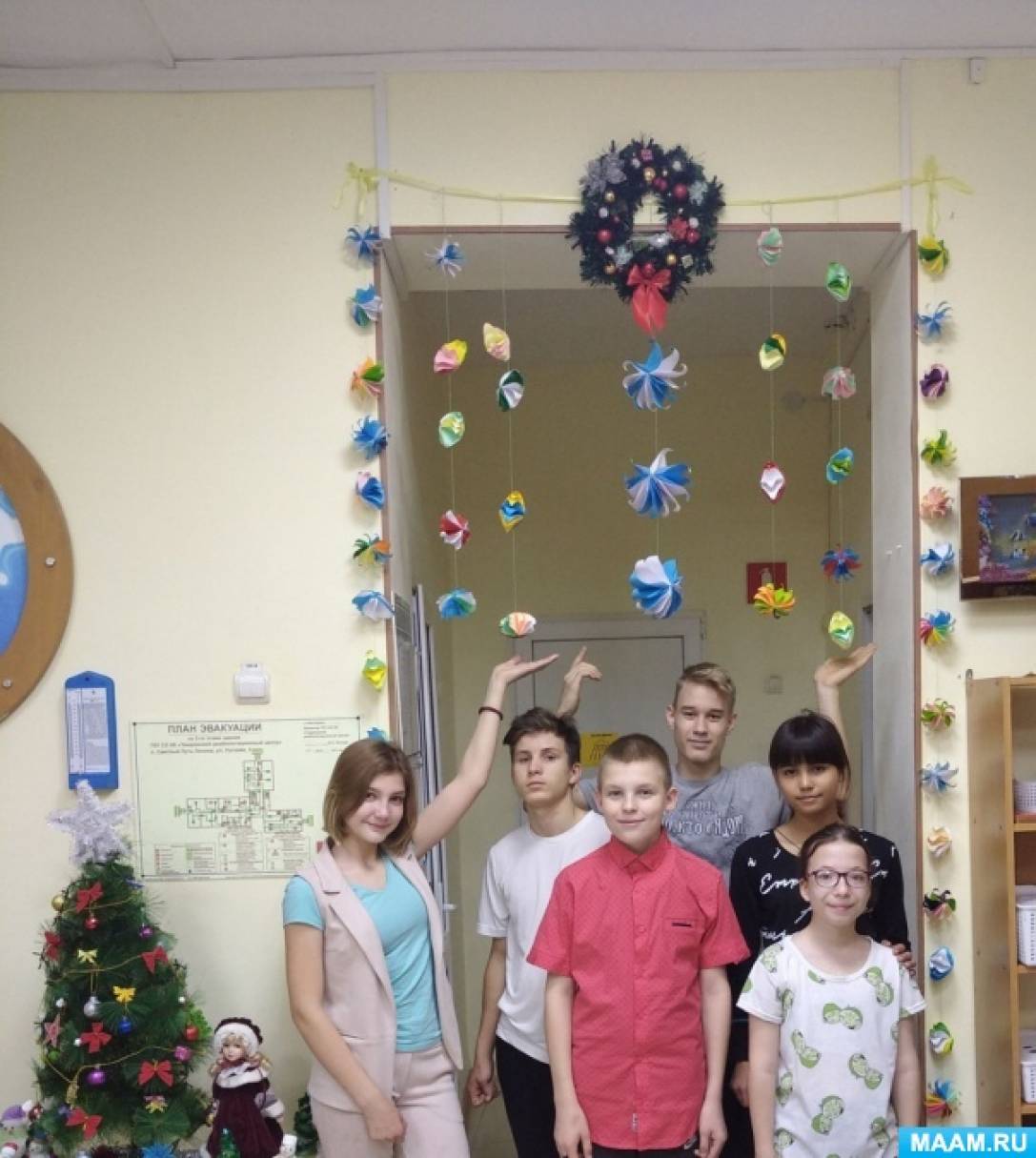 Совместный мастер-класс по изготовлению «Новогодней гирлянды» из цветной бумаги с детьми 12–17 лет с ОВЗ