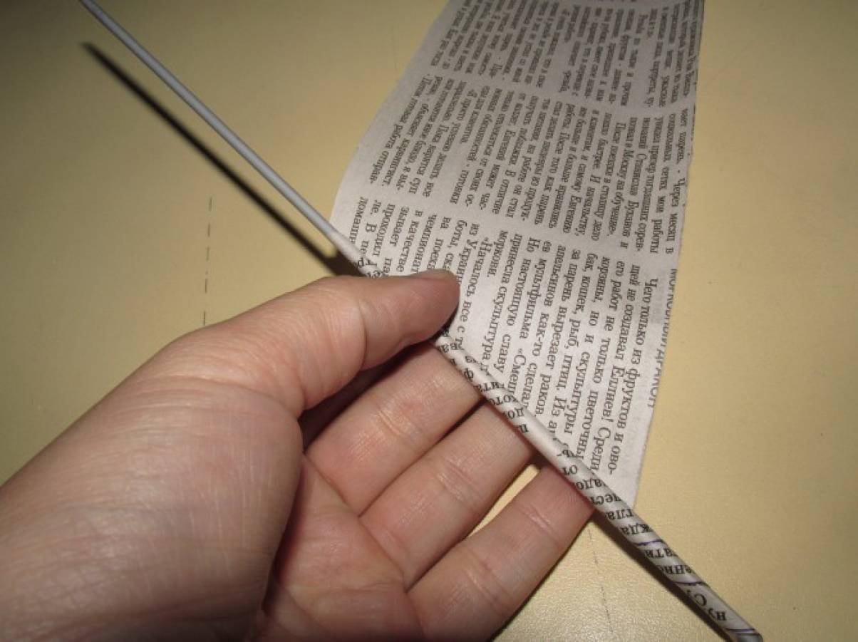 Бумажные трубочки для начинающих. Крутим газетные трубочки. Бумажные трубочки для плетения. Трубочки из бумаги для плетения. Заготовка газетных трубочек.