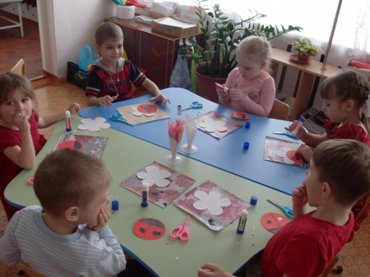 дети в детском саду. дети играют. сюжетные игры в детском саду. играющий ребенок. дети старшего дошкольного возраста.