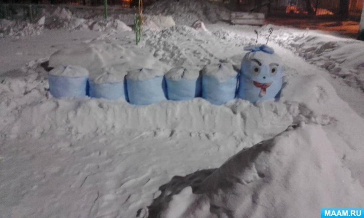 Гусеница из снега в детском. Гусеница из снега в детском. Зимний участок в детском саду. Фигуры из снега гусеница. Снежные постройки гусеница.