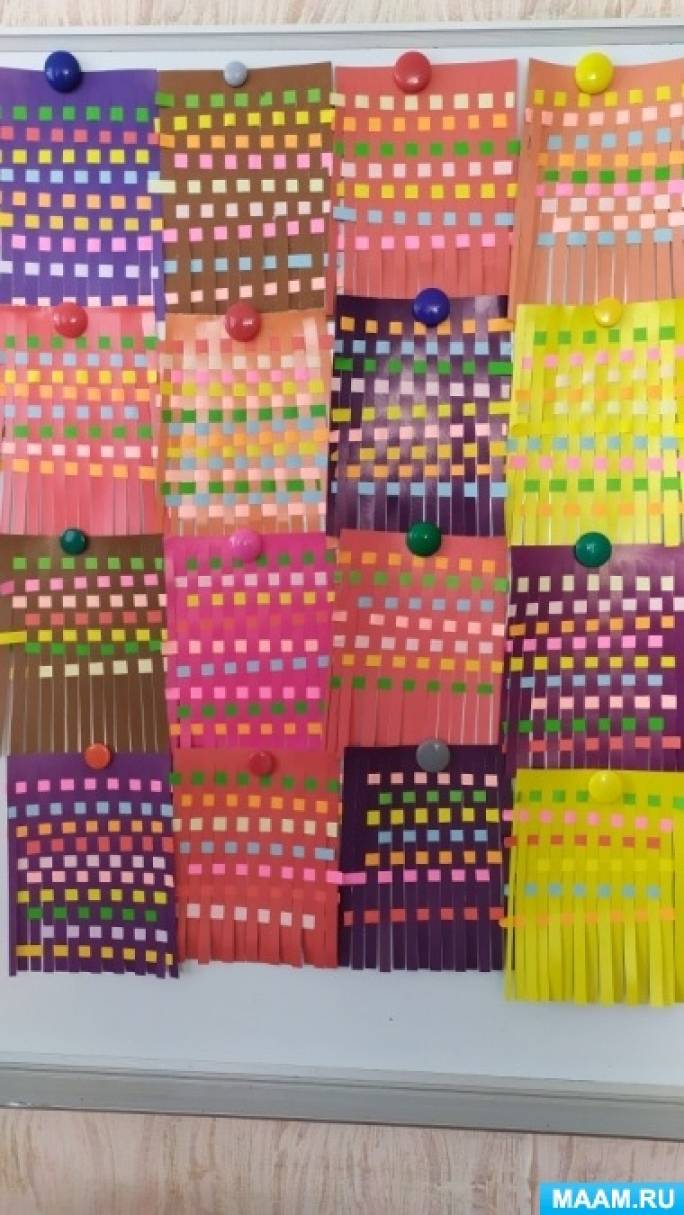 Конспект занятия по художественному труду в подготовительной группе «Плетение бумажного коврика для бабушки»