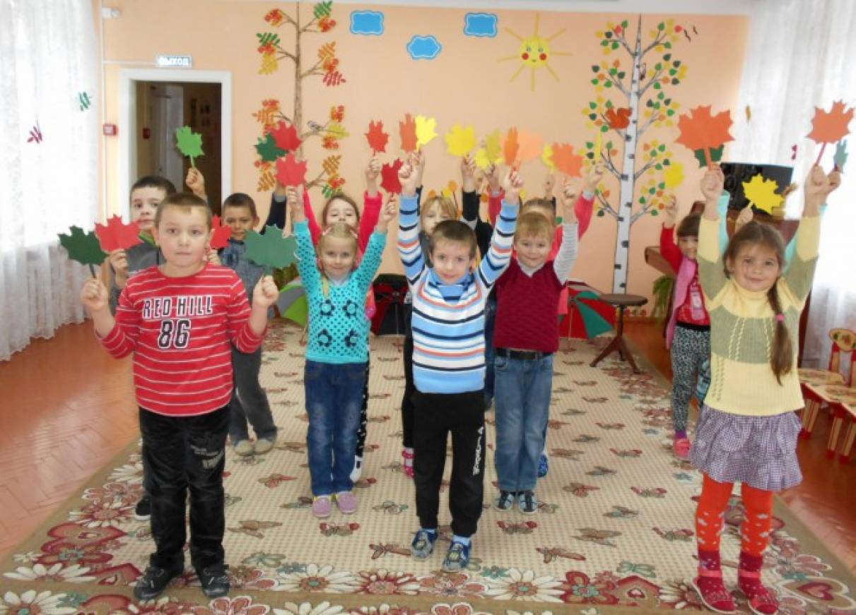 V detskom sadu. Музыкальное занятие в детском саду. Музыкальное занятие в ДОУ. Осенние занятия в ДОУ. Музыкальное занятие в старшей группе детского сада.