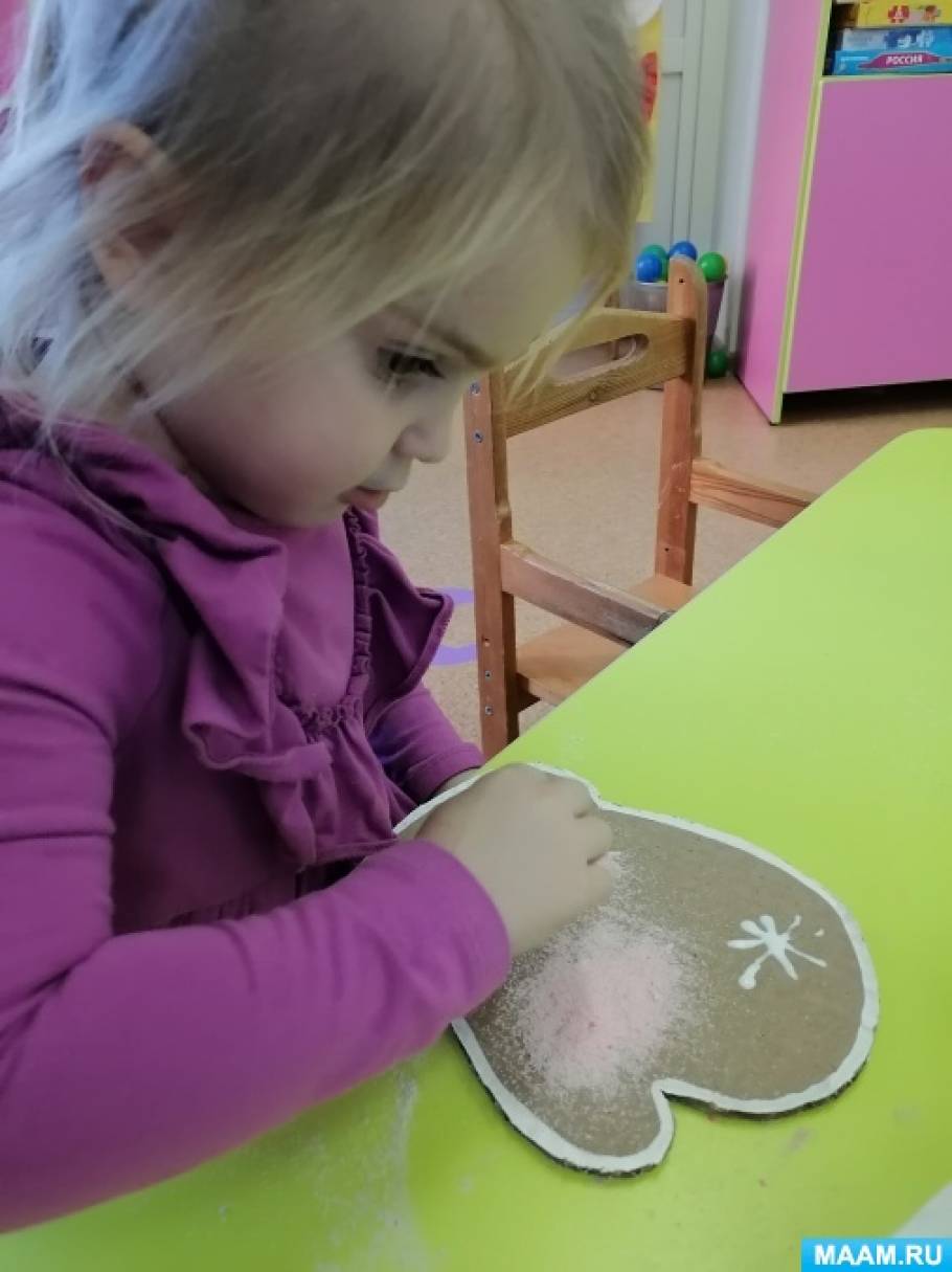 Мастер-класс поделки «Новогодняя игрушка» с применением цветной манной крупы