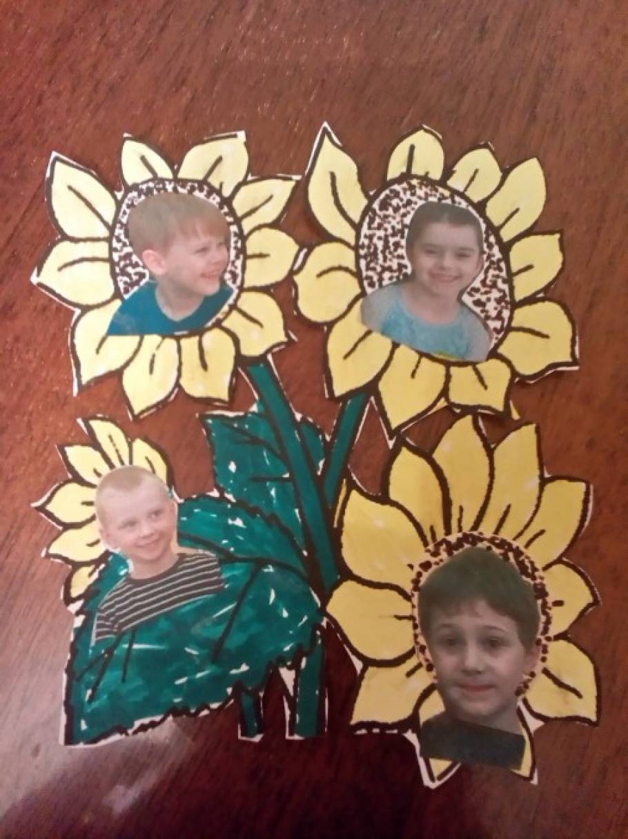 Солнышко солнышко наша мама солнышко ну а мы ну. Солнышко ну а мы ее подсолнушки. Солнышки подсолнушки. Мамины подсолнушки. Солнышко ну а мы ее подсолнушки.