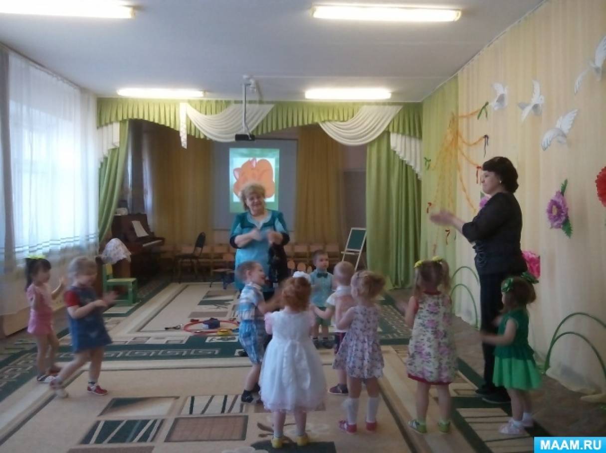 Музыкальные занятия летом младшая группа. Музыкальное занятие в младшей группе. открытое музыкальное занятие в детском саду. музыкальные занятия в детском саду младшая группа. дети на музыкальном занятии в детском саду.