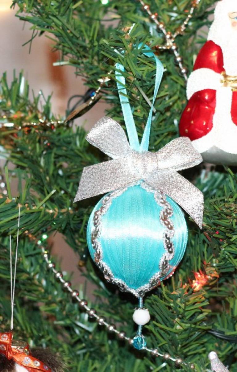 Новый год: новогодние украшения на елку из атласных лент
