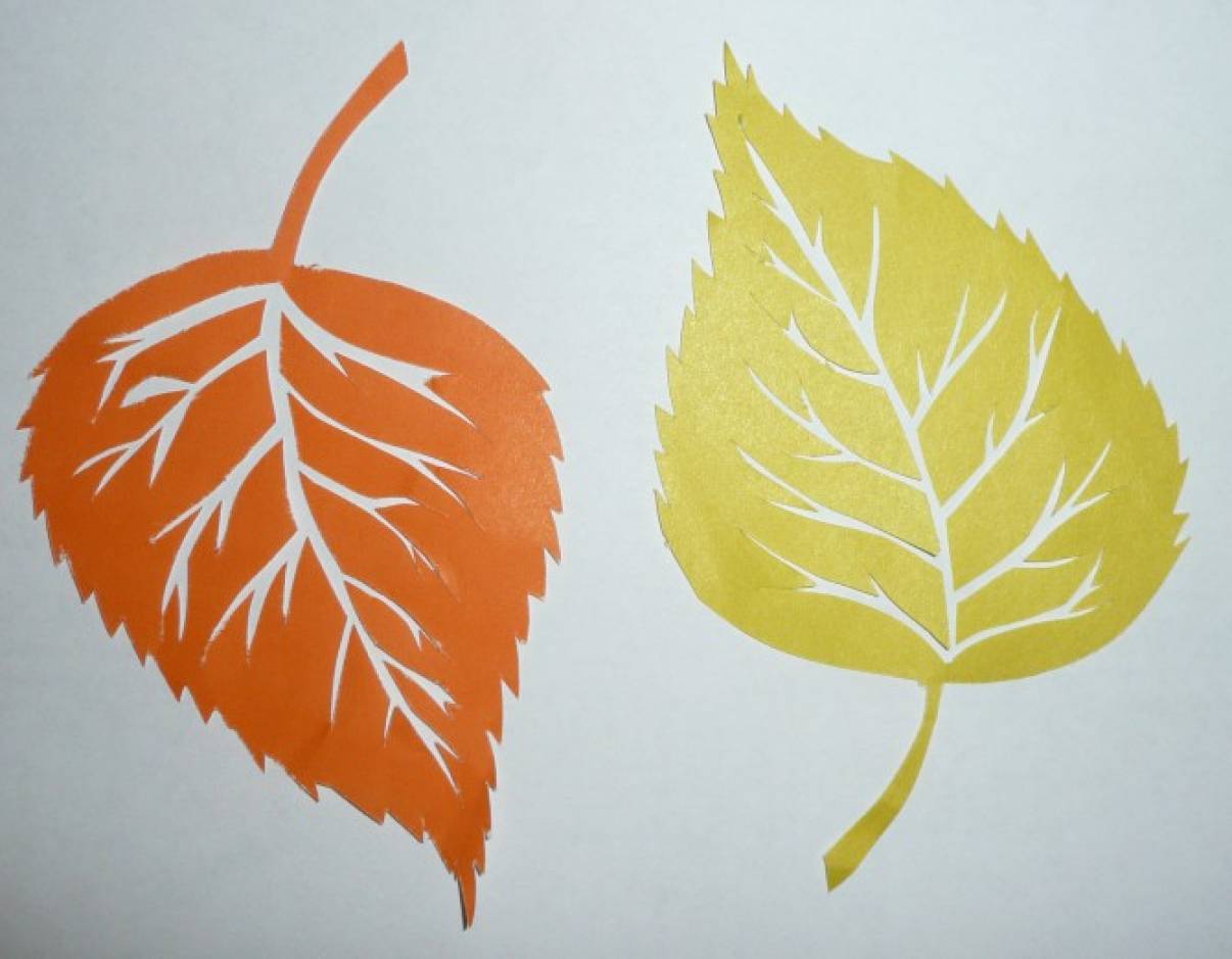 Как можно раскрасить 5 листочков. Вытынанки листочки осенние. Листья для вырезания в детском саду осенью. Осенние вырезные листики для украшения окон в детском саду. Листочки из цветной бумаги.