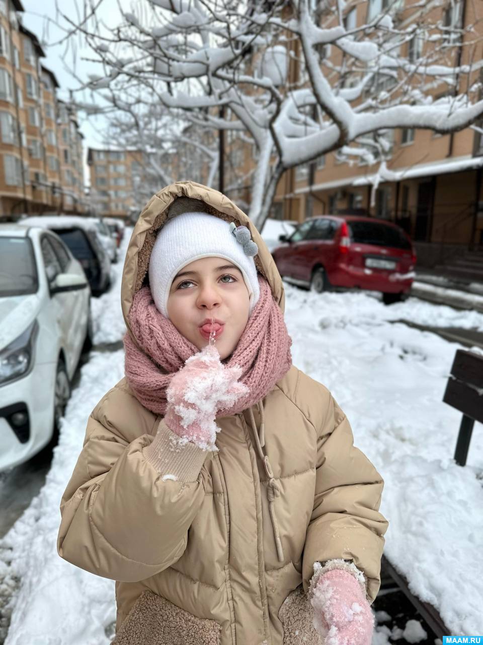 Капель. Звенят сосульки весело. Звенят сосульки весело. Текст песни мамин день. Зима старушка прячется.