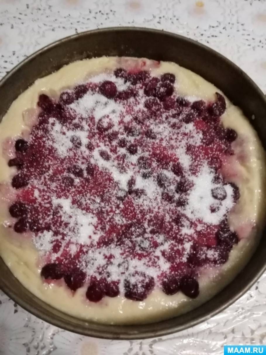 Шарлотка с вишней замороженной