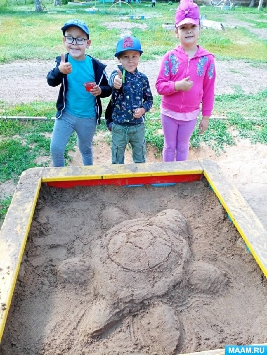Фотоотчёт «Как мы вылепили черепаху из песка в подготовительной к школе группе»