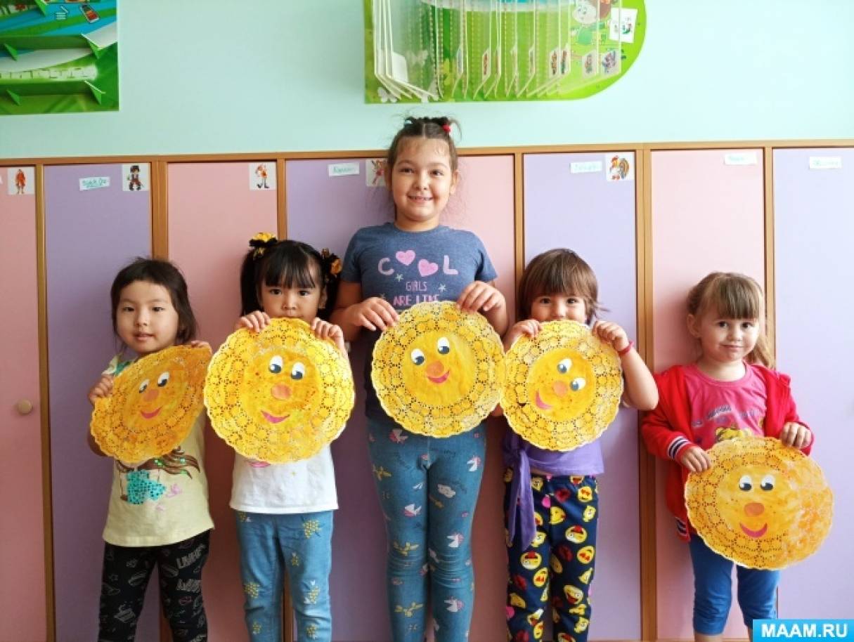 Детский мастер-класс по аппликации из ажурной салфетки с элементами рисования «Скажи, кому не нравится, как солнце улыбается»