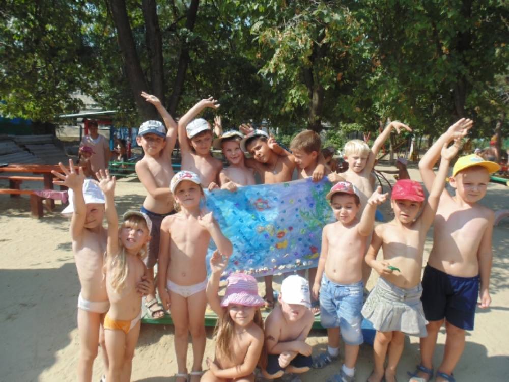 Смотреть фотографию №4 Фото №4 Когда водоросли готовы дети выкладывают в произвольном порядке искусственные камешки для аквариума голубого цвета при этой работе достигается имитация пузырей в воде