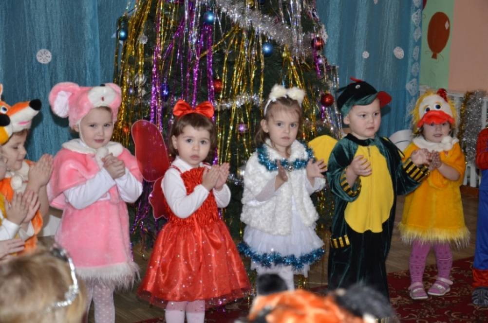 Фотоотчет новогоднего утренника в младшей группе «Подарки из яйца» Фото Фотоотчет новогоднего утренника в младшей группе «Подарки из яйца»