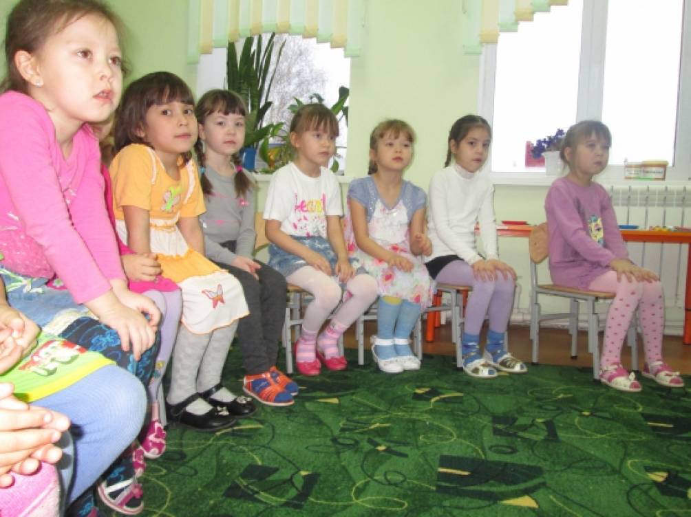 Смотреть фотографию №2 Фото №2 Дети пробовали посмотреть на себя со стороны в зеркальце