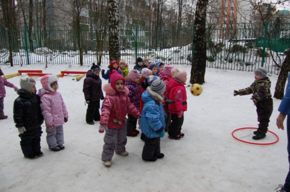 Подвижная игра весной в младшей группе. Дети на прогулке в детском саду. Зимняя прогулка в детском саду. Прогулка в детском саду зимой. Игрушки для прогулки в детском саду.