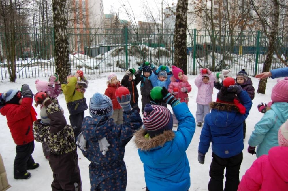 Подвижная игра подготовительная группа зима. Зимняя прогулка в детском саду. Зимние игры для детей на улице. Прогулка в детском саду зимой. Дети на прогулке в детском саду зимой.