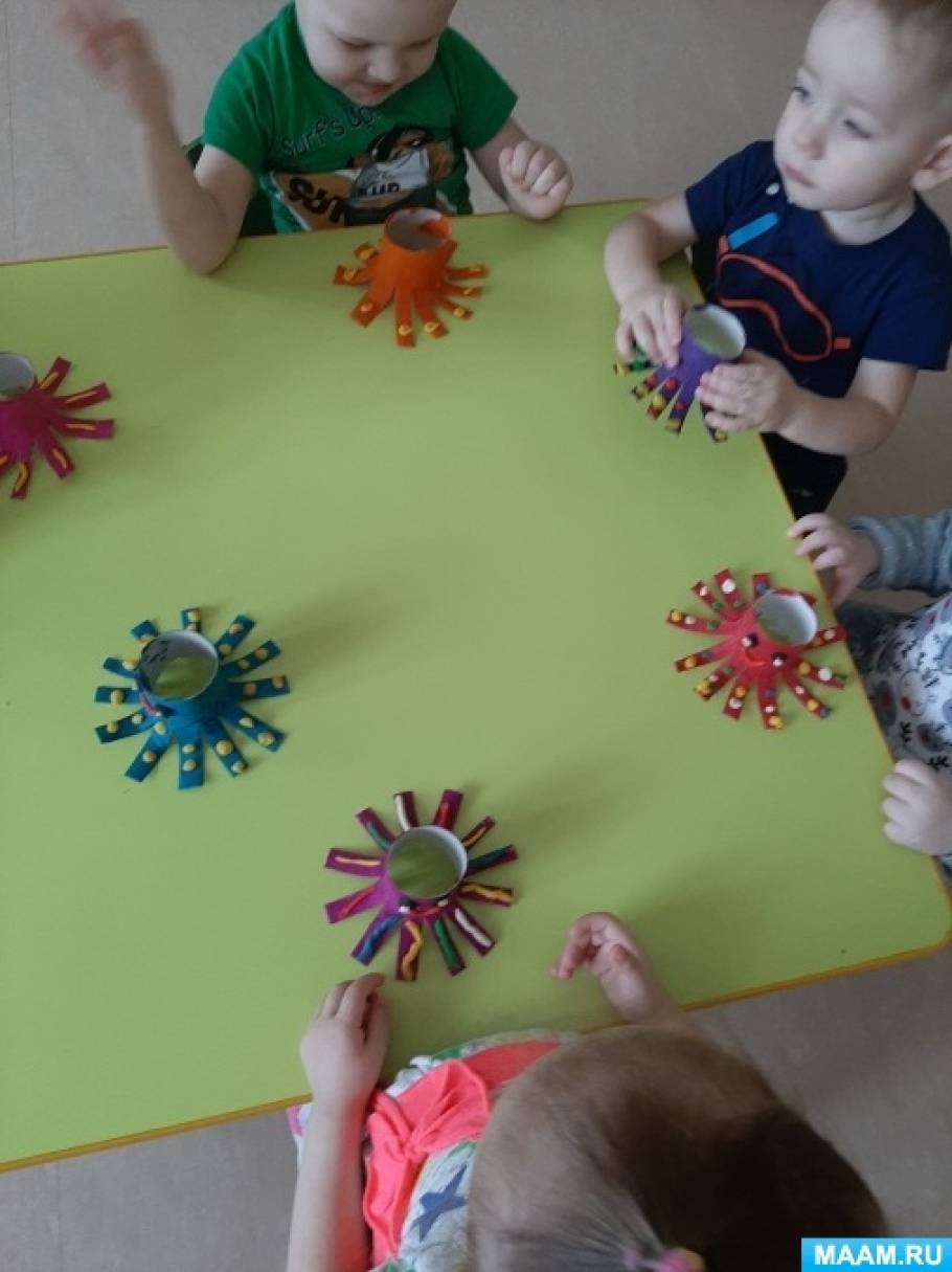 Осьминог из втулки от туалетной