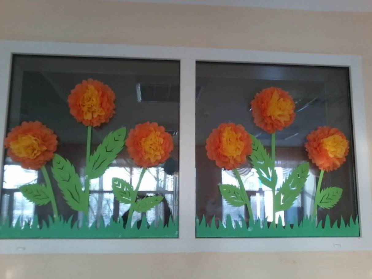 Маам ру март. Тюльпаны для украшения окон в детском саду. Весеннее украшение окон в детском саду. Весенние цветы на окна в детском саду.