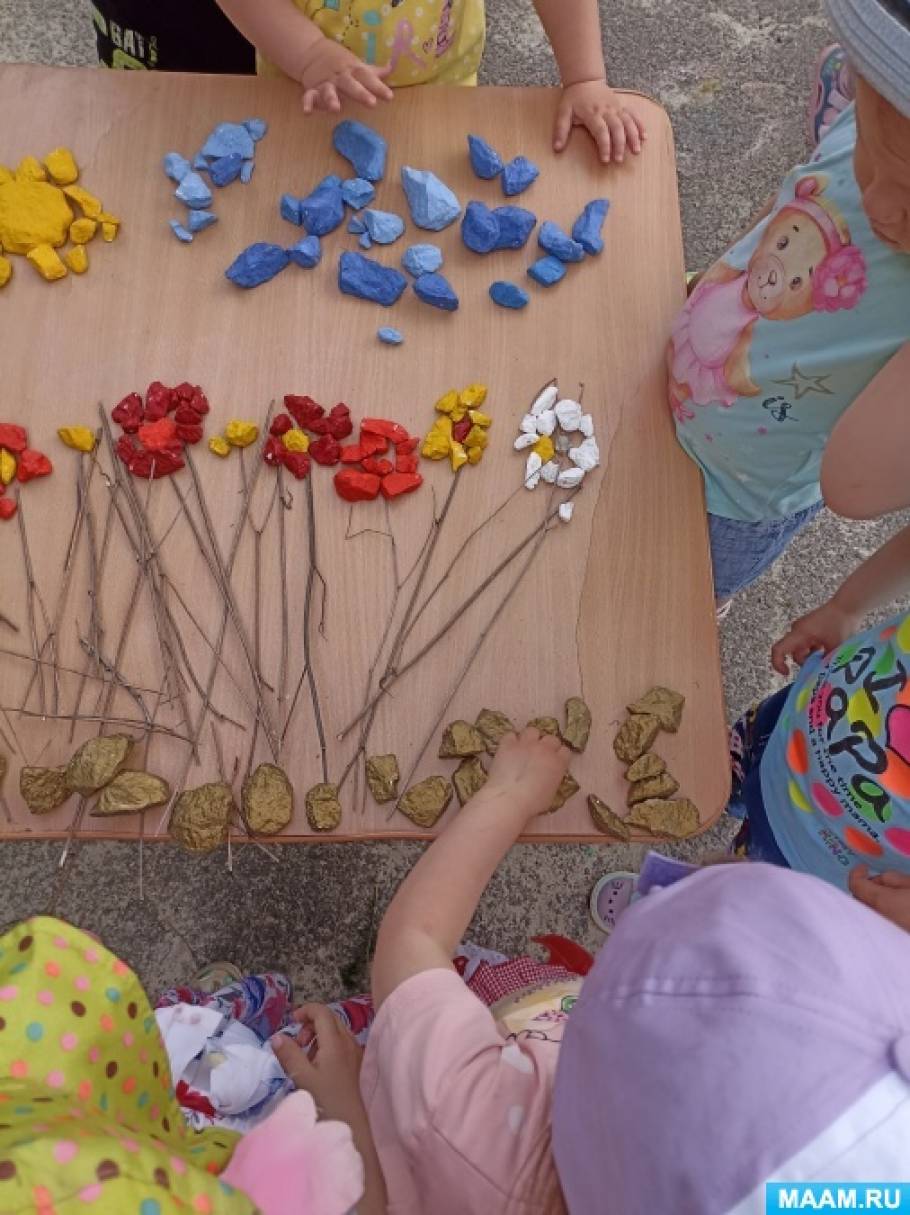игры с природным материалом на прогулке. игрушки для улицы в детский сад. природный материал для конструирования. дети играют с природным материалом. игры детей с природным материалом.