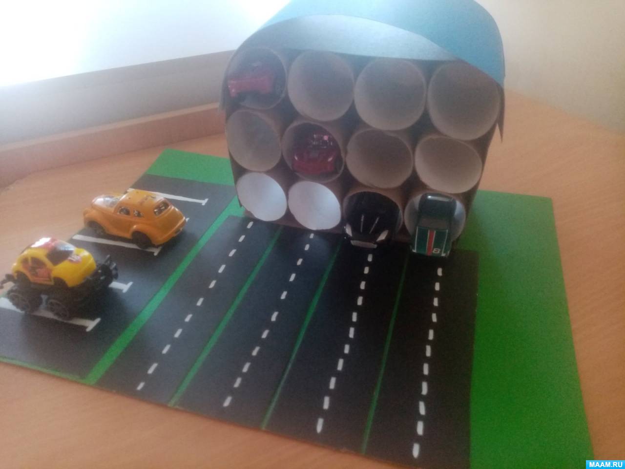 Didaktická hra vyrobená z kartonových obalů v juniorské skupině „Parkování“