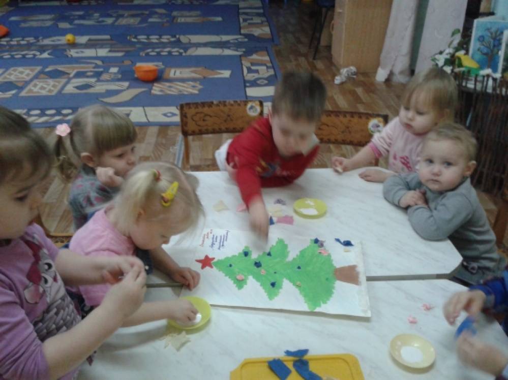 Аппликация в младшей группе «Праздничная ёлочка» (бумажная пластика) Фото Аппликация в младшей группе «Праздничная ёлочка» (бумажная пластика)