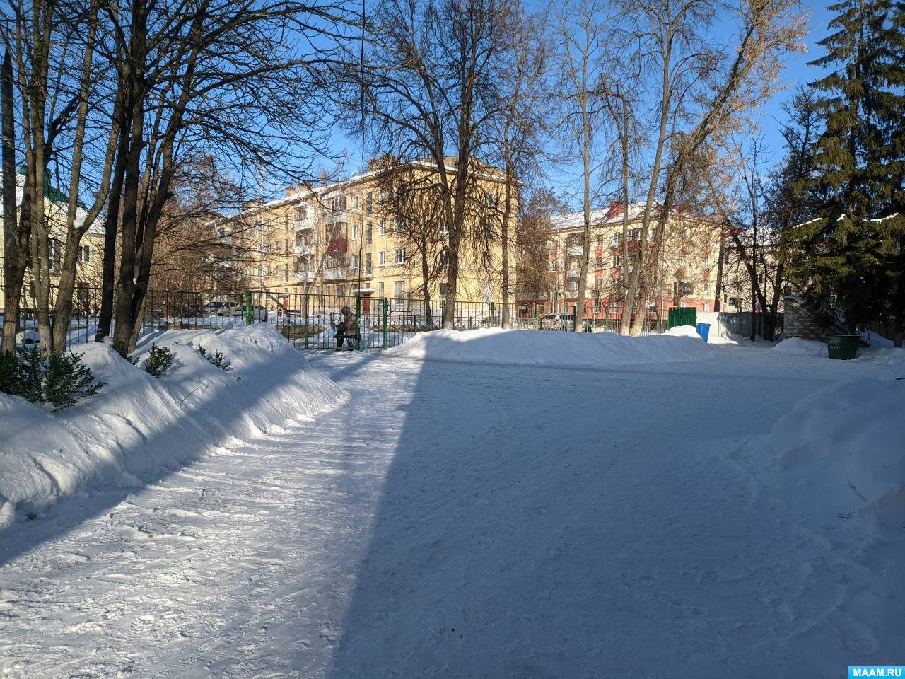 Конспект зимней прогулки «Знакомимся с профессией дворника»