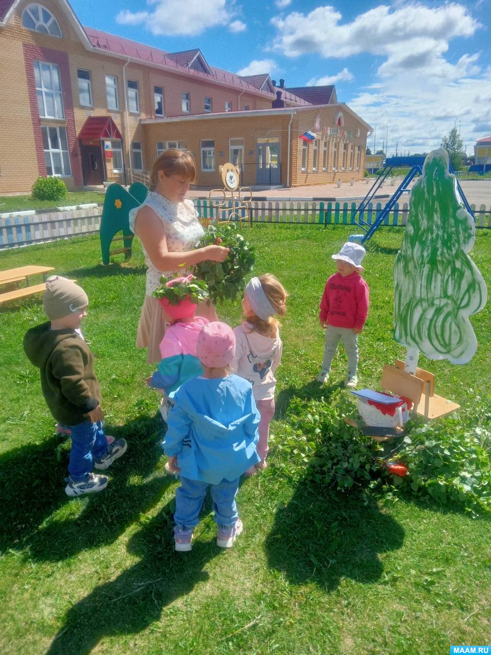 «Знакомство с русской березкой» Фото «Знакомство с русской березкой»