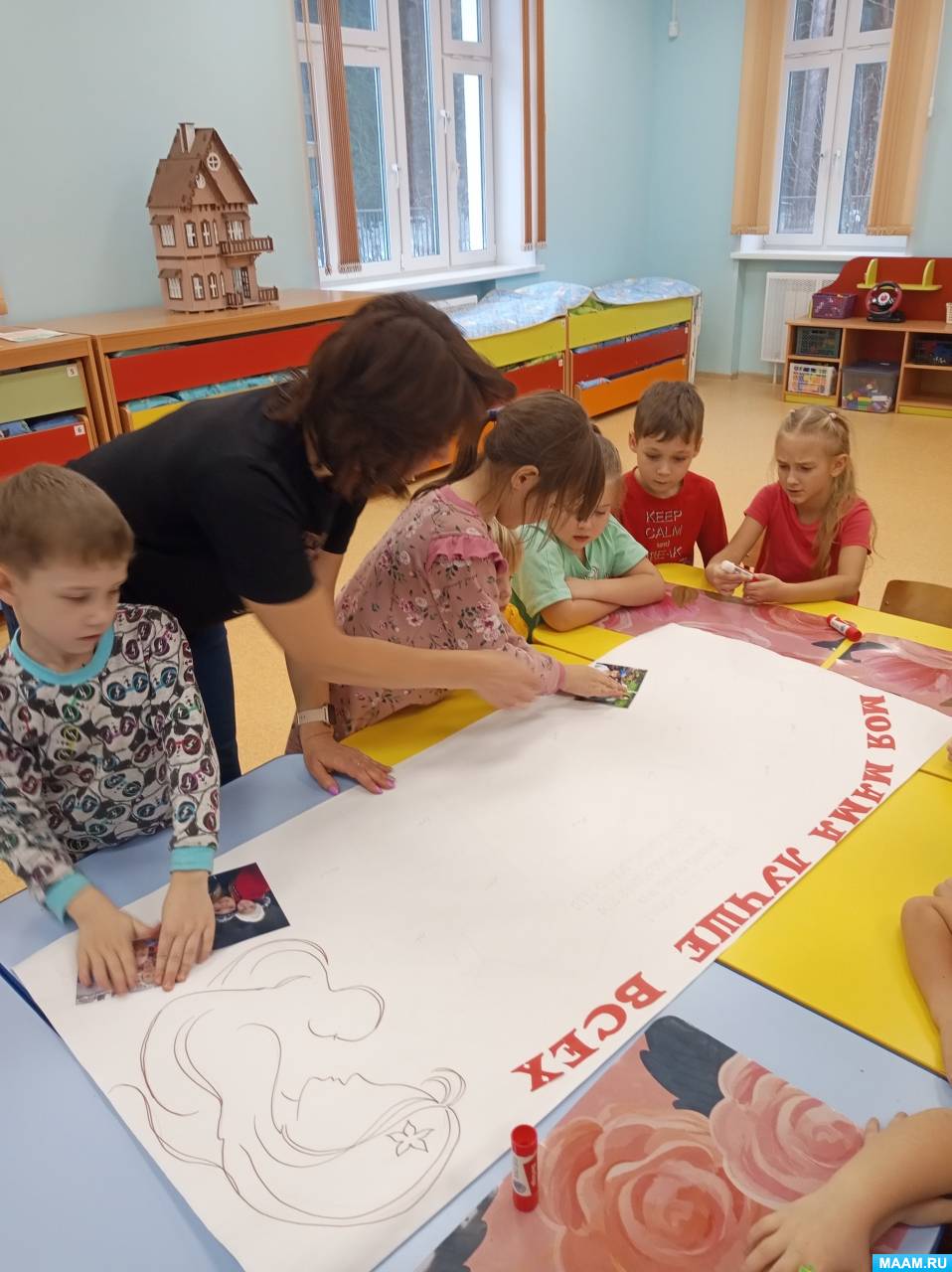 Смотреть фотографию №3 Фото №3 Так как у меня дети подготовительной группы то очень многое они могут сделать сами и ровно наклеить фотографии и вырезать цветы и правильно выложить слова