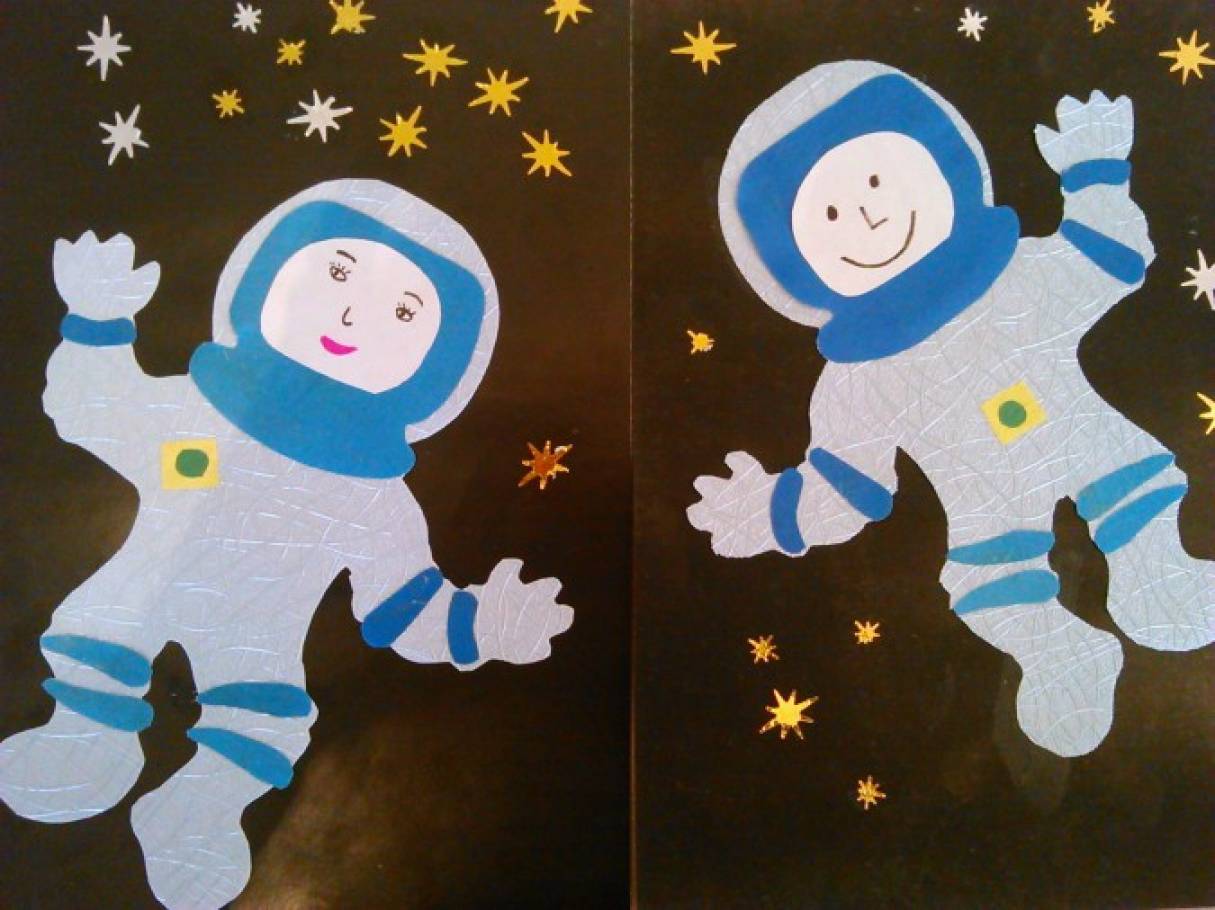 Аппликация день космонавтики младшая группа. Аппликация ко Дню космонавтики. Аппликация по космосу. Аппликация космос для детей.