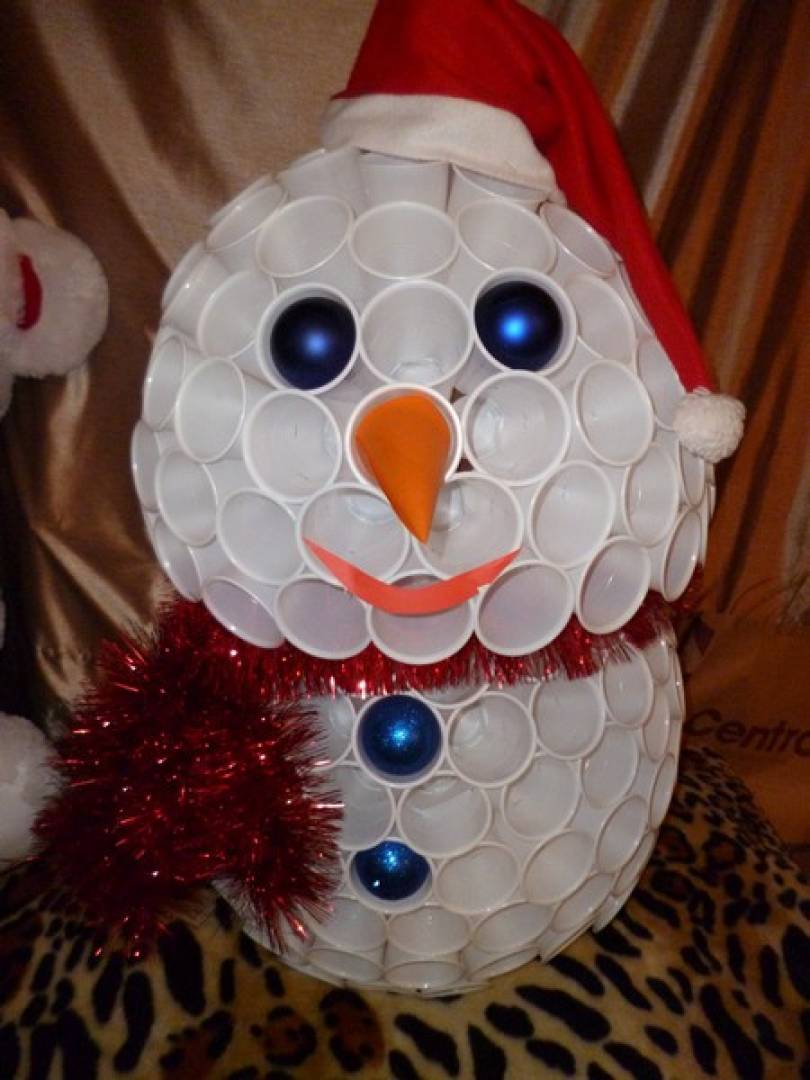 Снеговик из пластиковых стаканчиков своими руками: пошаговая инструкция + фото