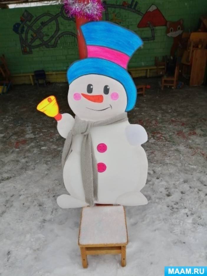 зимнее украшение участка в детском саду «снеговик»