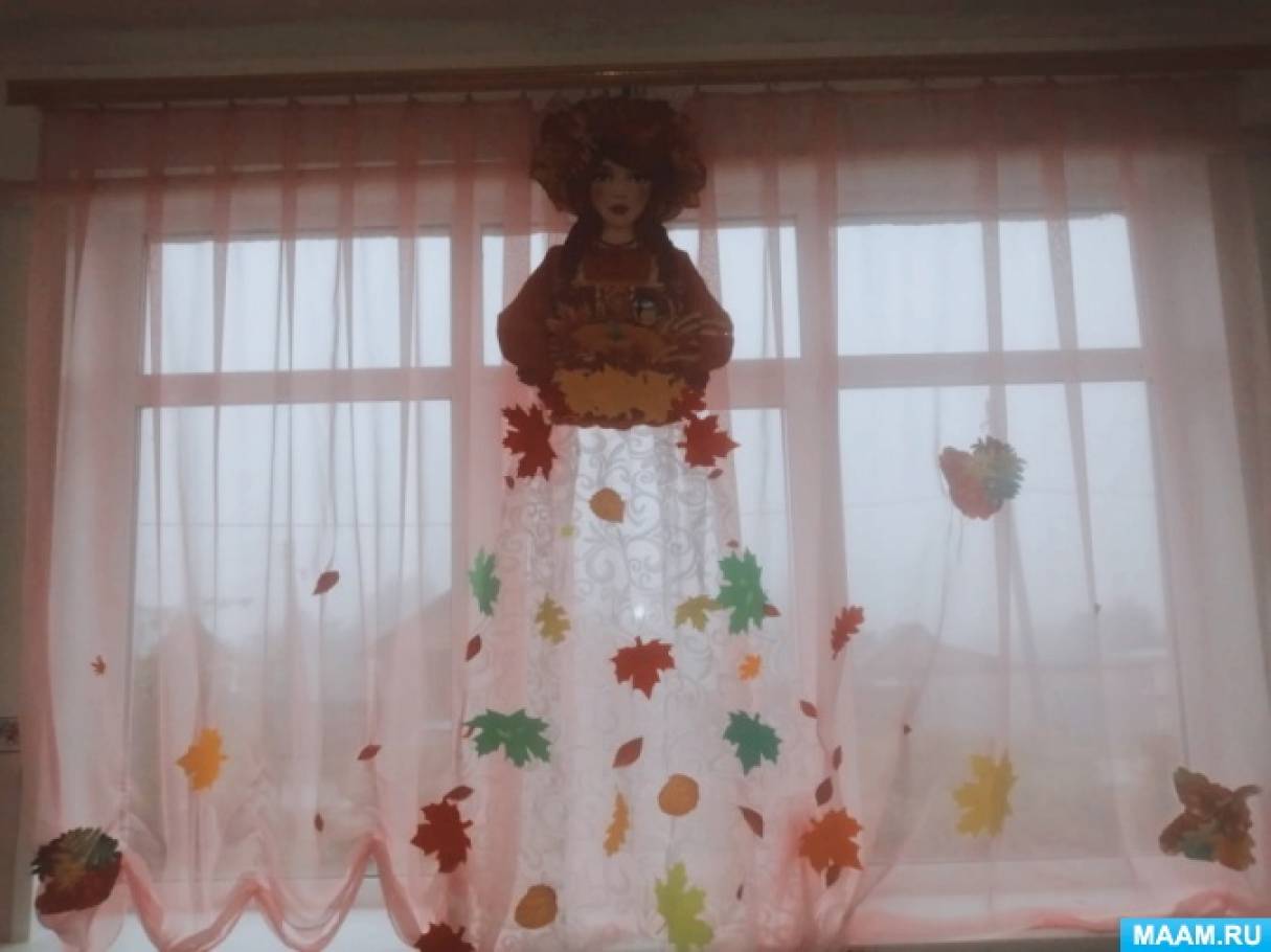 Декоративное оформление окна «Девушка-осень» для детей второй младшей группы