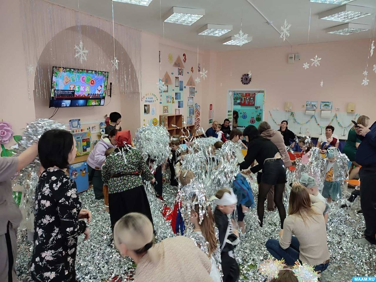 фон для приглашения родителей на новогодний утренник. темы новогодних утренников в детском саду. новогодние рисунки. новогоднее приглашение. новый год дети.