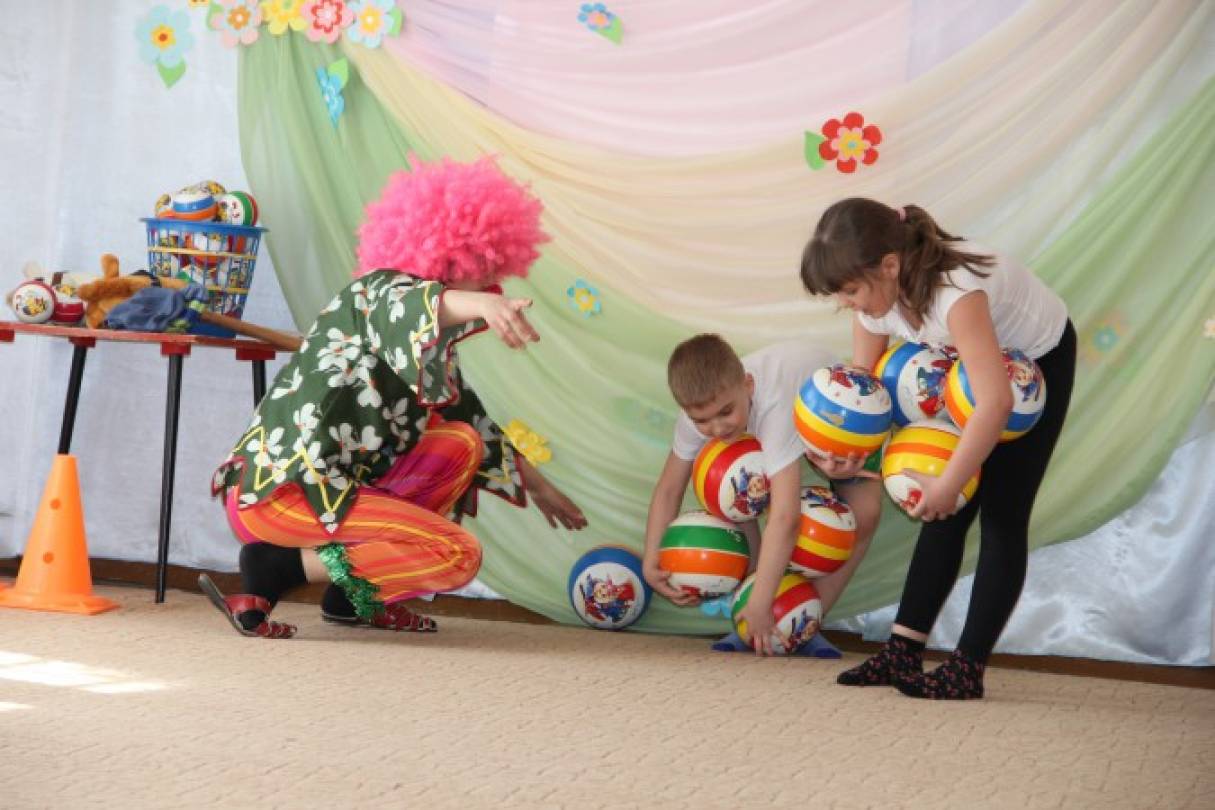Развлечение на 1 апреля. Клоун в детском саду. День смеха в детском саду. Клоун в детском саду на празднике. Праздник смеха в садике.