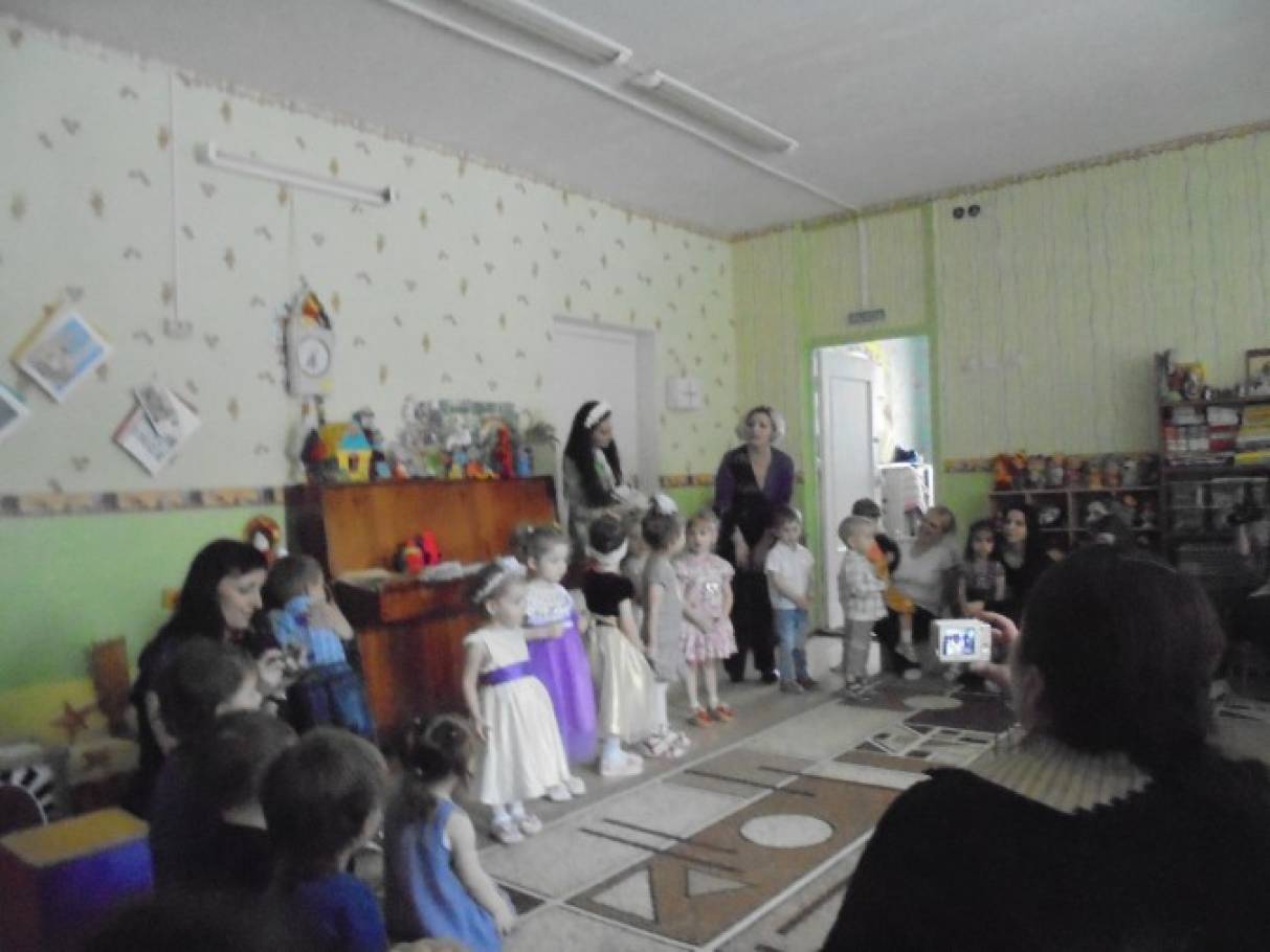 Праздник для мам в I младшей группе Фото Праздник для мам в I младшей группе