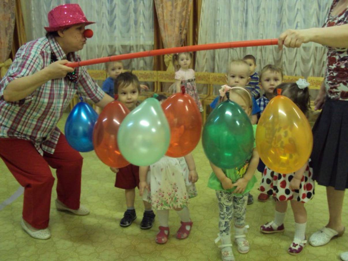 Кладовая развлечений. Развлечение с шарами в детском саду. Разноцветные шары спортивные развлечения в младшей группе. Шары на спортивные соревнования. Праздник воздушных шаров в детском саду в младшей группе.