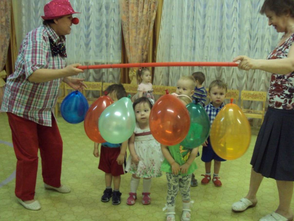 Сценарий развлечений 2 младшая группа. Развлечения с воздушными шарами в детском саду. Конкурсы с шариками. Спортивный конкурс с шариками. Эстафета с воздушным шариком.