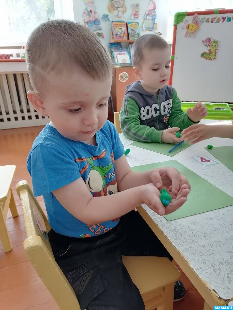 Смотреть фотографию №1 Фото №1 Во второй младшей группе Ромашка прошло занятие по лепке Гусеничка