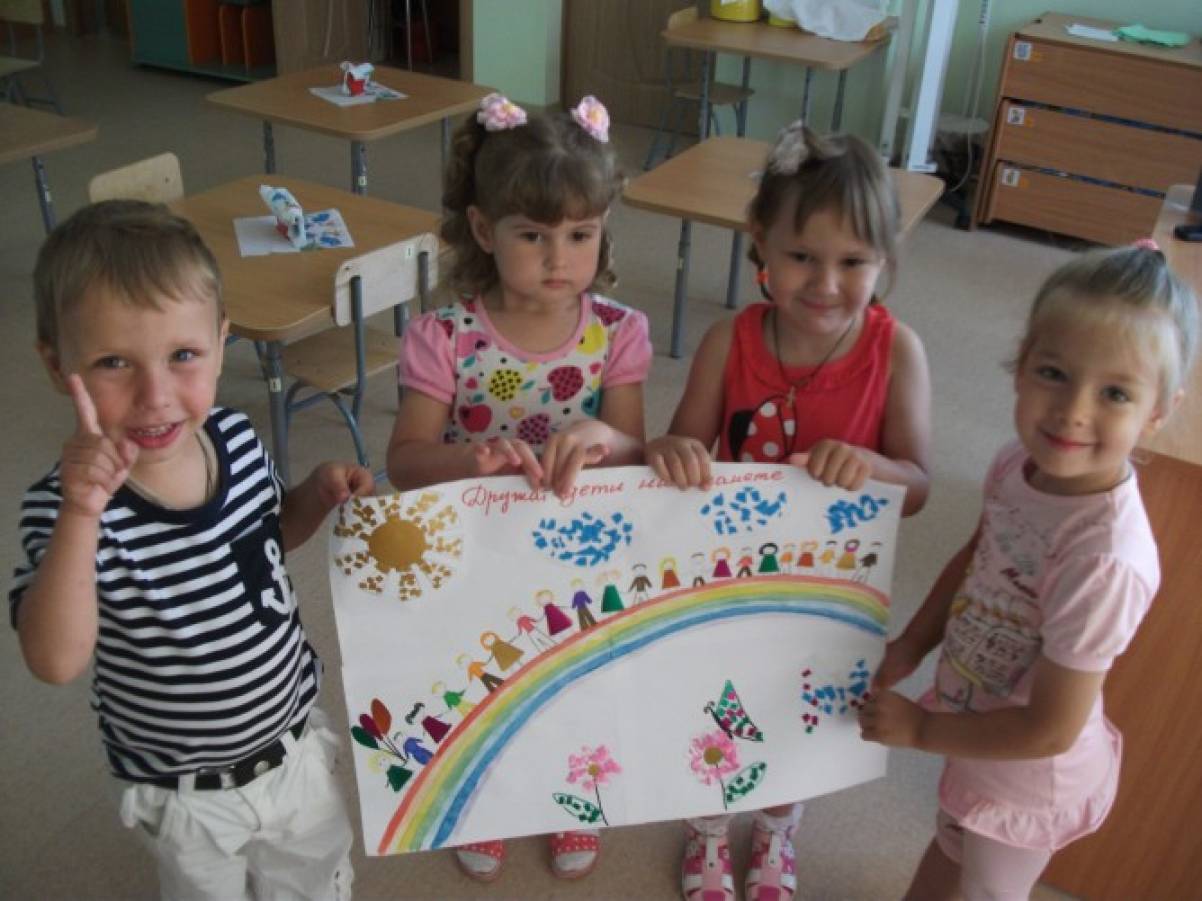 Нод в доу в старшей группе. Занятие в младшей группе. Аппликация на тему Дружба в средней группе. Тематические занятия в детском саду. Работы детейвь детском саду.