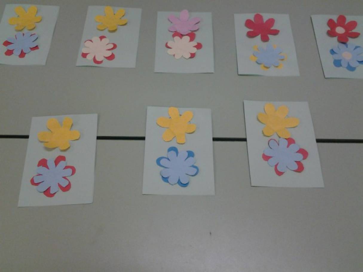 Занятие на тему цветы в средней группе. Цветочки для аппликации в младшей группе. Цветы вторая младшая группа. Цветочки для мамы средняя группа. Аппликация в средней группе.
