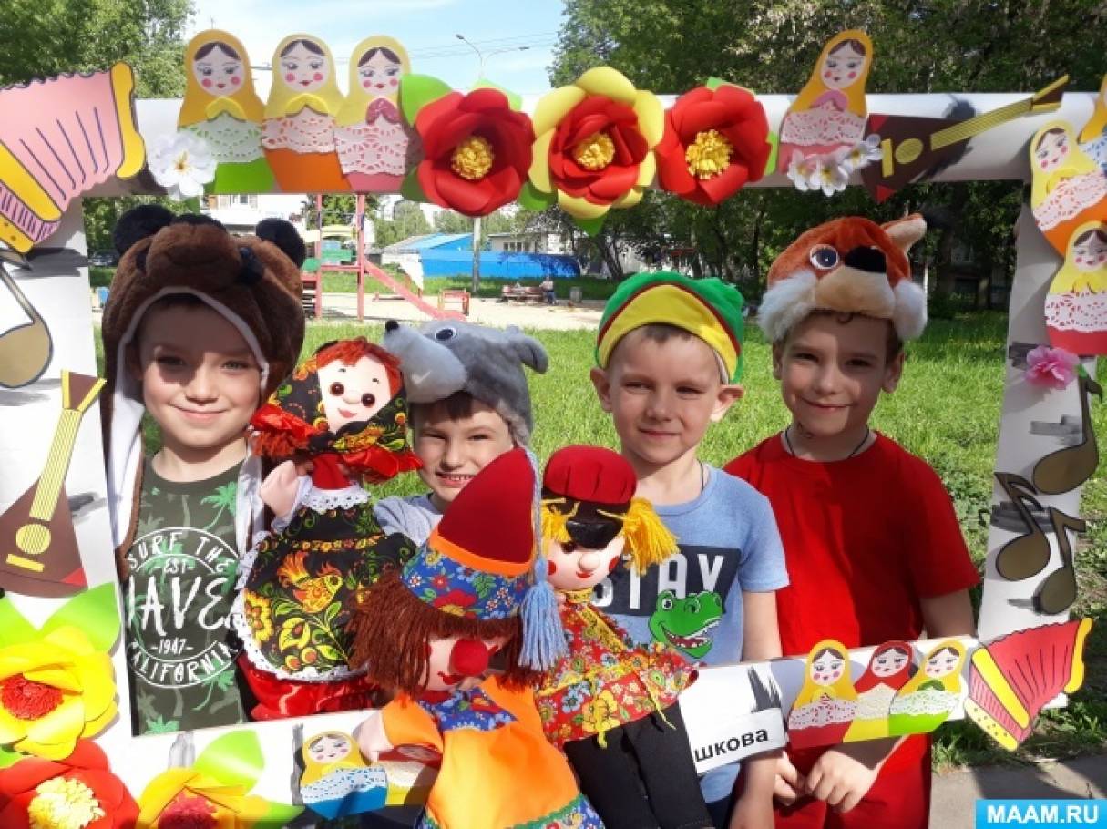 Праздник с участием библиотеки «Пикник со сказочными героями» на детской площадке 1 июня