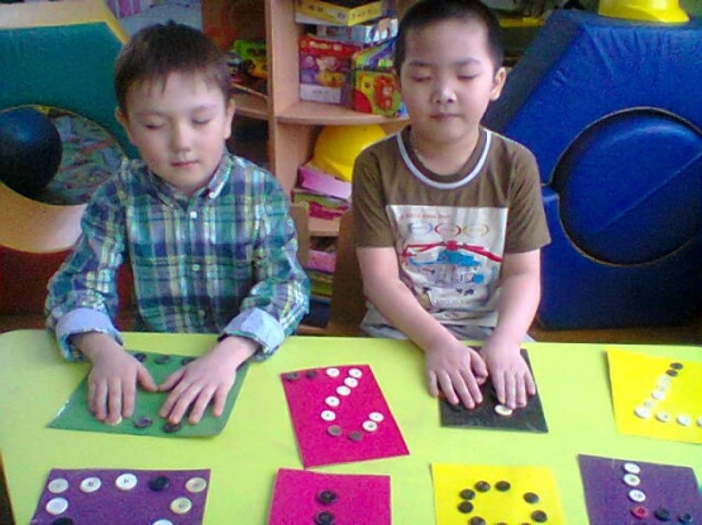 игра отгадай на ощупь. игра угадай на ощупь. угадай на ощупь игра для детей. коробка для угадывания. игра угадай на ощупь.