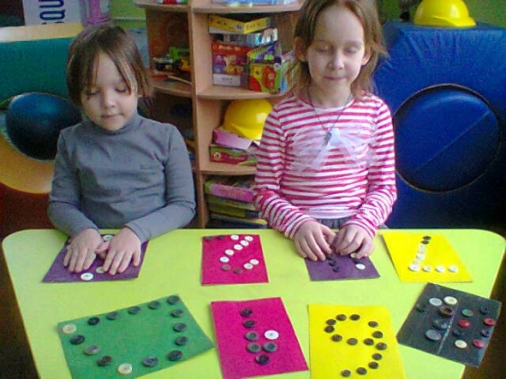 игра с коробкой на ощупь. узнай на ощупь цель игры. игра отгадай на ощупь. игра угадай на ощупь. коробка для угадывания.