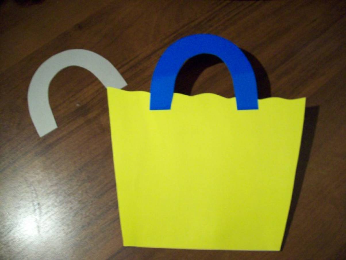Сумка пакет из цветной бумаги 1 класс. Сумка из цветной бумаги. Поделка сумочка из бумаги. Сумка из картона. Поделка сумка из бумаги для мамы.